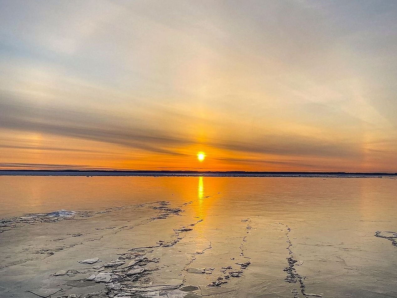 Pescadores em uma pesca de inverno com vista ampla